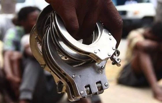 Detidos cidadãos por agressão física a menor de 13 anos acusado de roubo de manteiga numa loja de conveniência – PlatinaLine