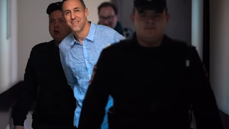 Laurent Vinatier regressa a França após troca de prisioneiros com a Rússia