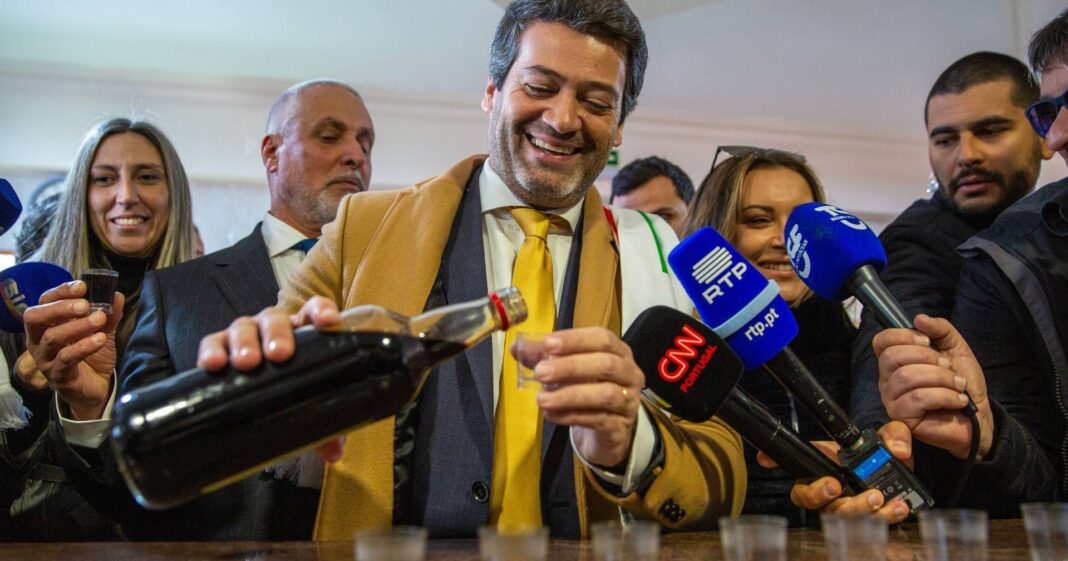 Com uma ginja ‘à Marcelo’, Ventura deixa poucos elogios ao Presidente e lamenta “falhas” na saúde e na pobreza