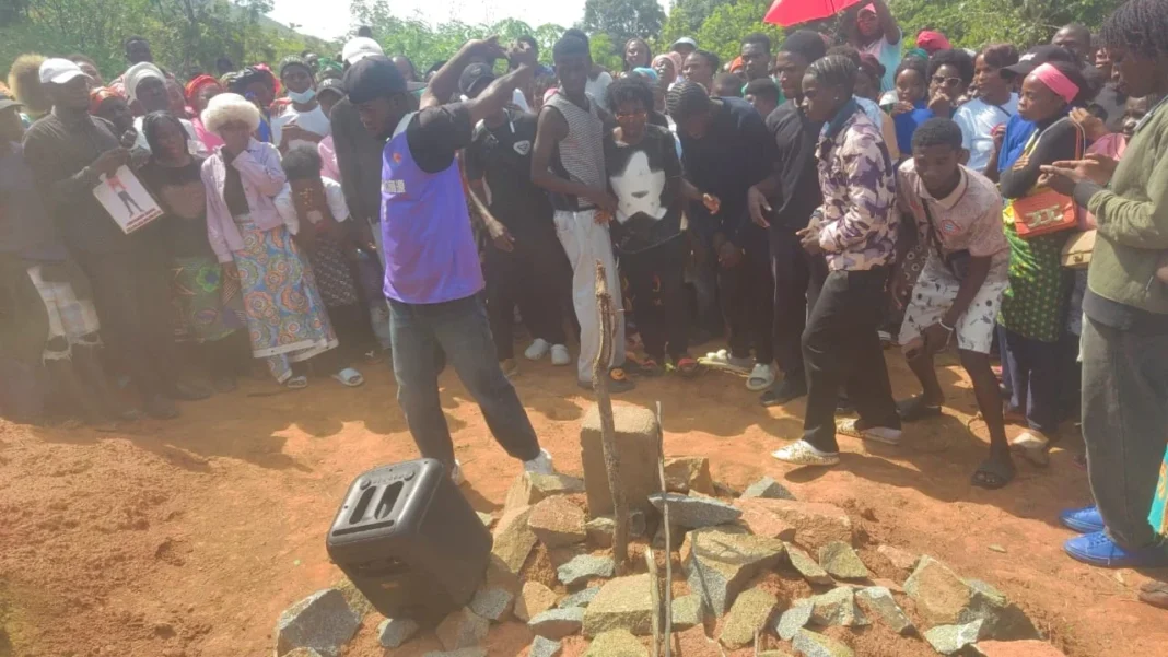 Amigos transformam funeral de adolescente dançarino no Waku-Kungo num palco em homenagem à sua arte – PlatinaLine