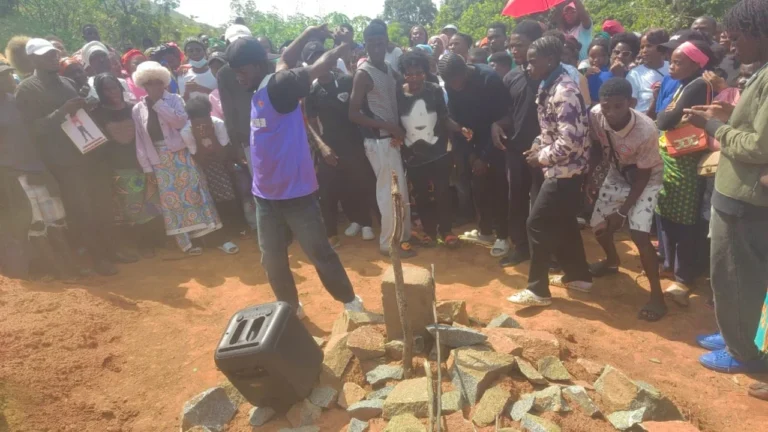 Amigos transformam funeral de adolescente dançarino no Waku-Kungo num palco em homenagem à sua arte – PlatinaLine