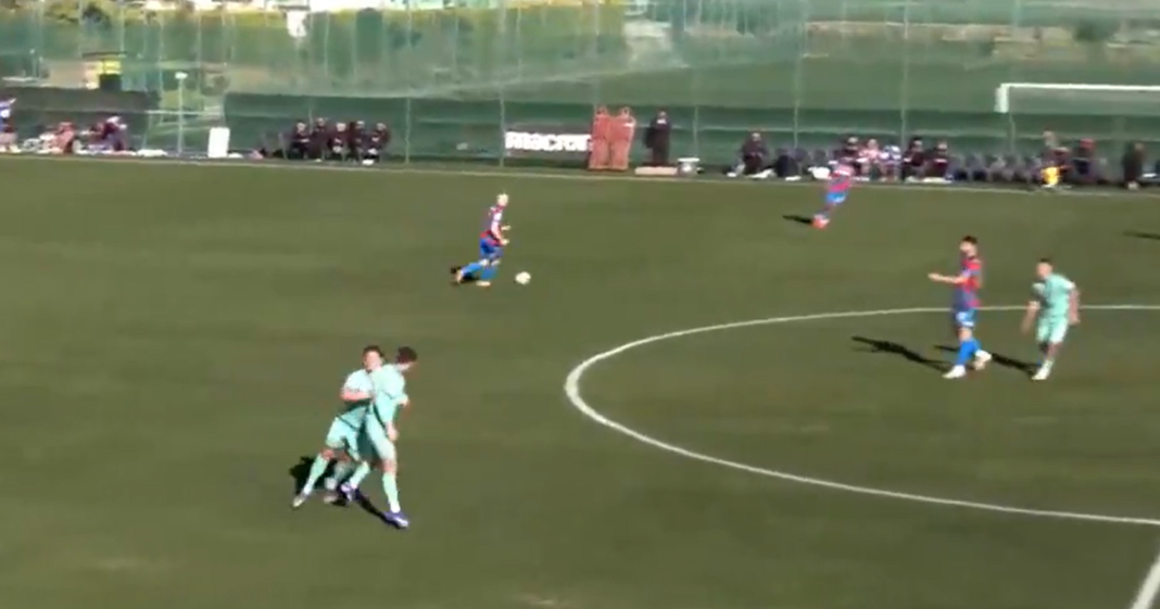 VÍDEO: internacional alemão abdica de jogada para… agredir companheiro