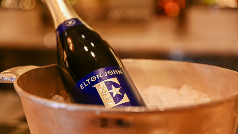 Cantor Elton John Lança Espumante Premium Sem Álcool