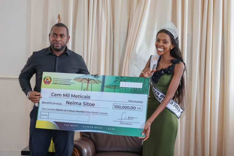 Francisco Pagula entrega 100 mil meticais a Neima Sitoe e defende o fortalecimento das indústrias criativas em Inhambane