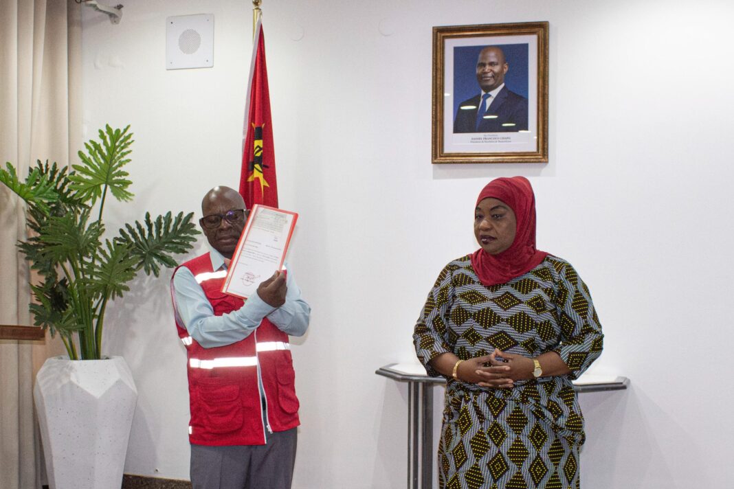 ÀS VÍTIMAS DAS CHEIAS: Deputados doam mais de 2, 7 milhões de meticais