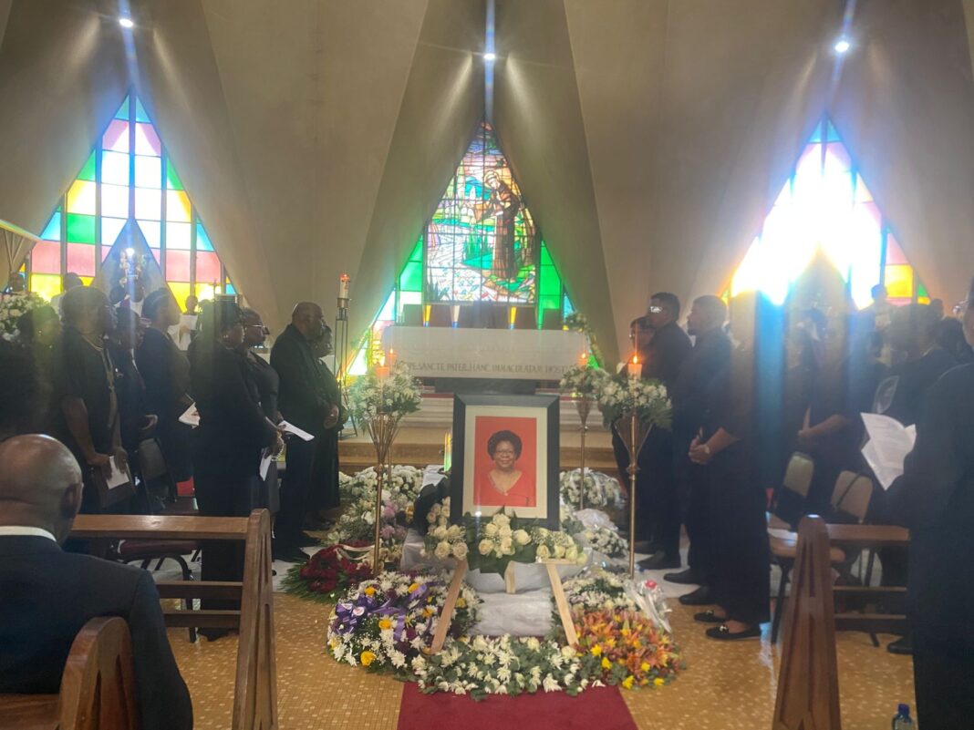 Velório de Luísa Diogo decorre na igreja Santo António da Polana