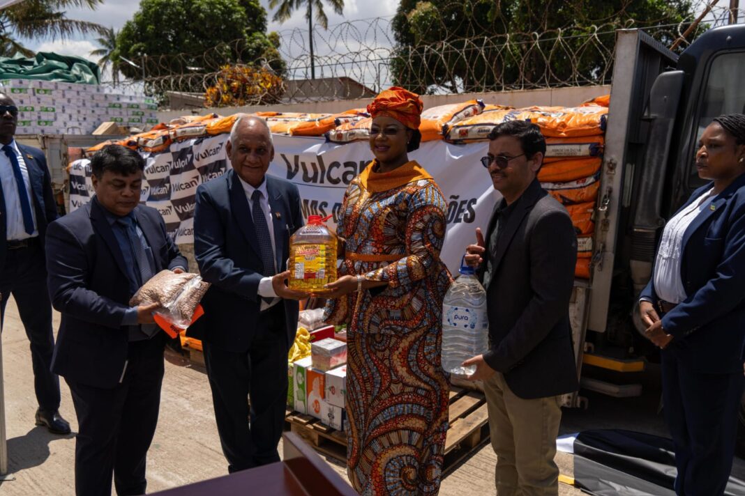 Primeira-Dama recebe donativo para vítimas das cheias – Jornal Domingo | Compromisso com os factos