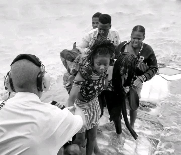 Helicóptero presidencial resgata 12 pessoas sitiadas pelas cheias