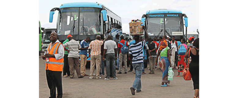 Passageiros retidos no Terminal da Junta relatam momentos de incerteza e dificuldades logísticas severas – Carta de Moçambique – Informação rigorosa e opinião de qualidade de e sobre Moçambique.