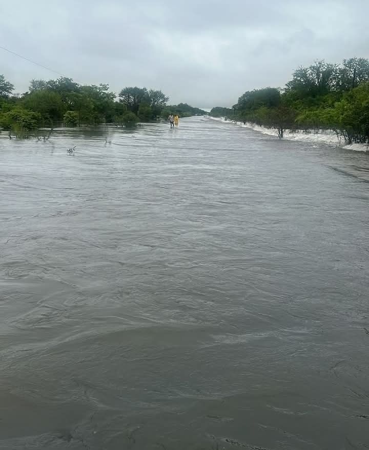 Chuvas dificultam reparação de emergência para garantir transitabilidade na EN1, entre Save e Chibabava – Rádio Moçambique