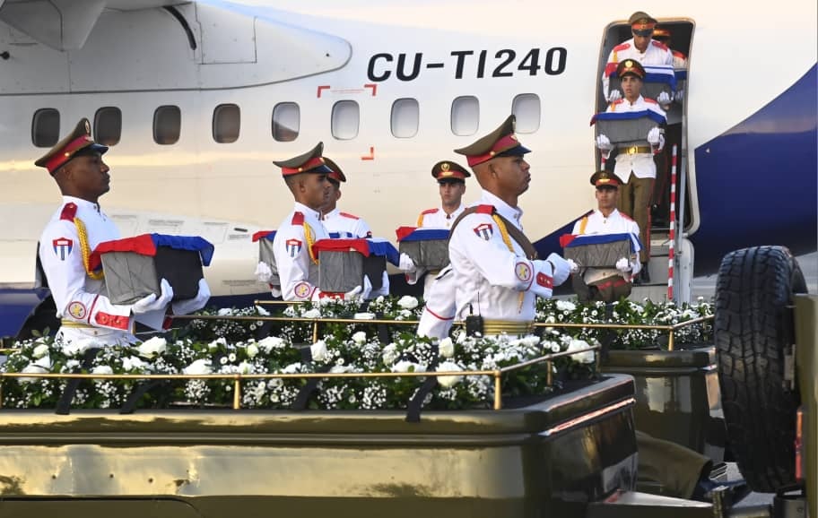 Corpos de combatentes cubanos caídos na Venezuela chegam à Havana
