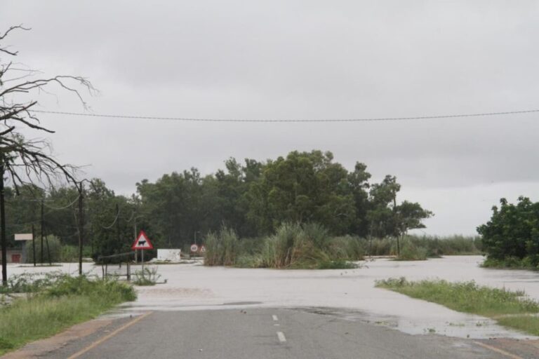 Gaza: Cheias cortam ligação rodoviária entre Chókwè e Massingir e arrastam uma viatura