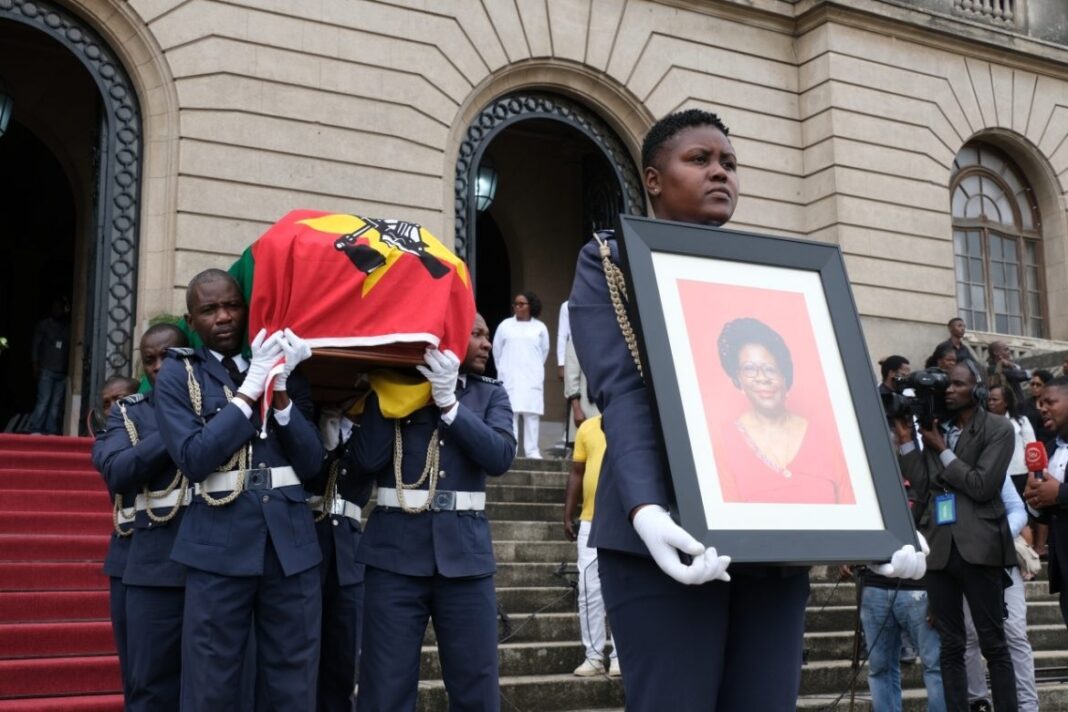 Antigos estadistas destacam qualidades de Luísa Diogo – Rádio Moçambique