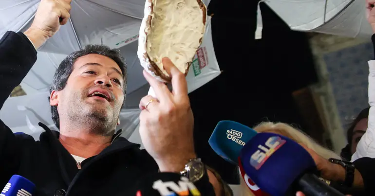 Ventura não ataca, quer “ser da paz” e enfrenta as cavacas