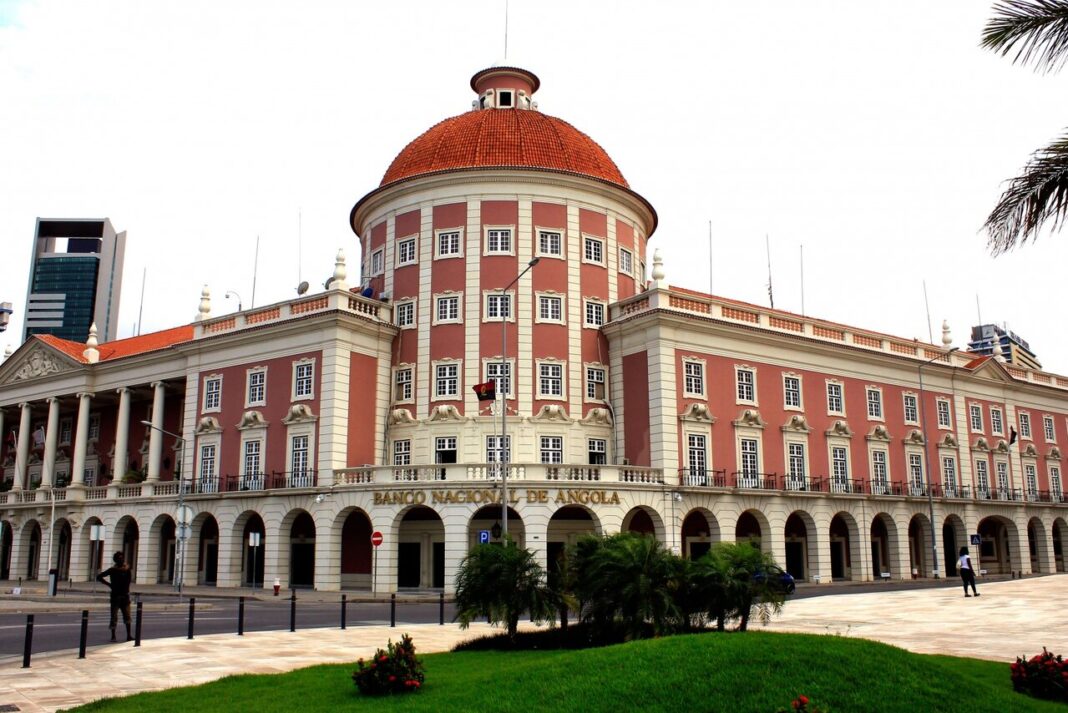 Angola: Banca Enfrenta Défice de 1,2 MM$ em Divisas Enquanto Kwanza Resiste à Desvalorização