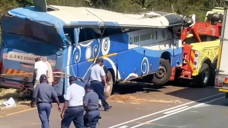 África do Sul: Autocarro despista-se e cai em vala na zona de Makhado – Rádio Moçambique