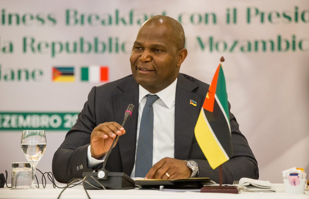 Chefe de Estado saúda profissionais da rádio – Rádio Moçambique