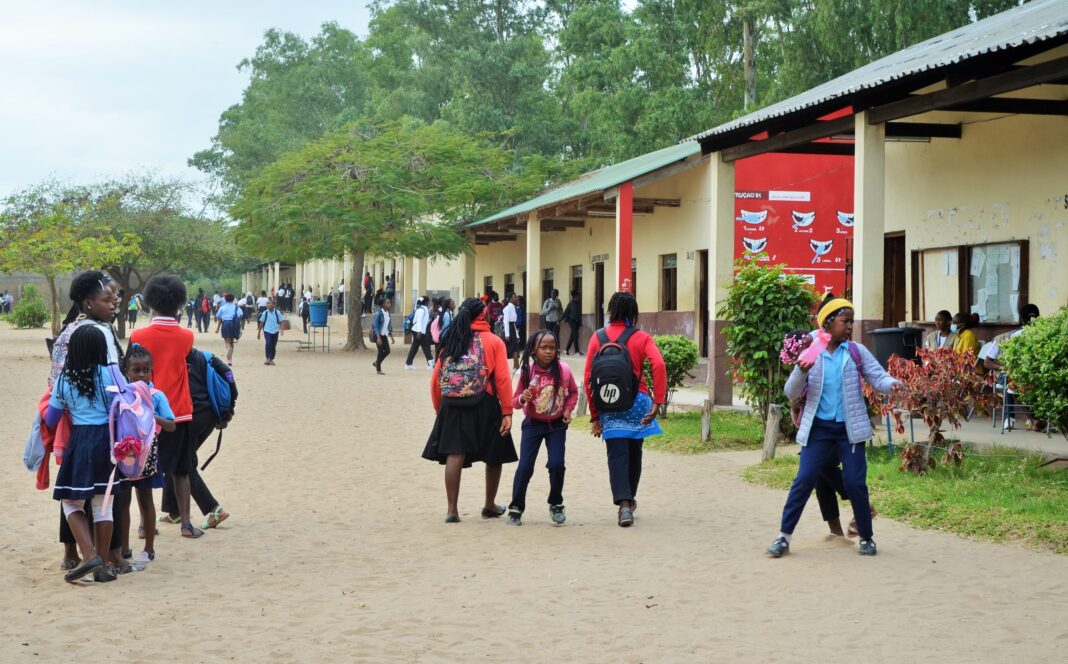 Ano lectivo pode terminar em Dezembro – Jornal Domingo | Compromisso com os factos