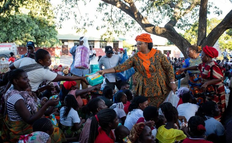 Maputo: Mais de 120 famílias vítimas de inundações recebem apoio alimentar – Rádio Moçambique